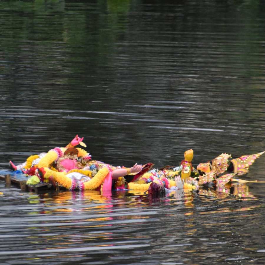কৃষ্ণনগরের জলঙ্গি ঘাটে চলছে বিসর্জন পর্ব।