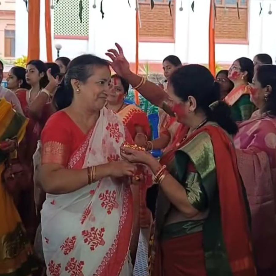 মেদিনীপুর রামকৃষ্ণ মিশনের পুজোয় সিঁদুরখেলা।