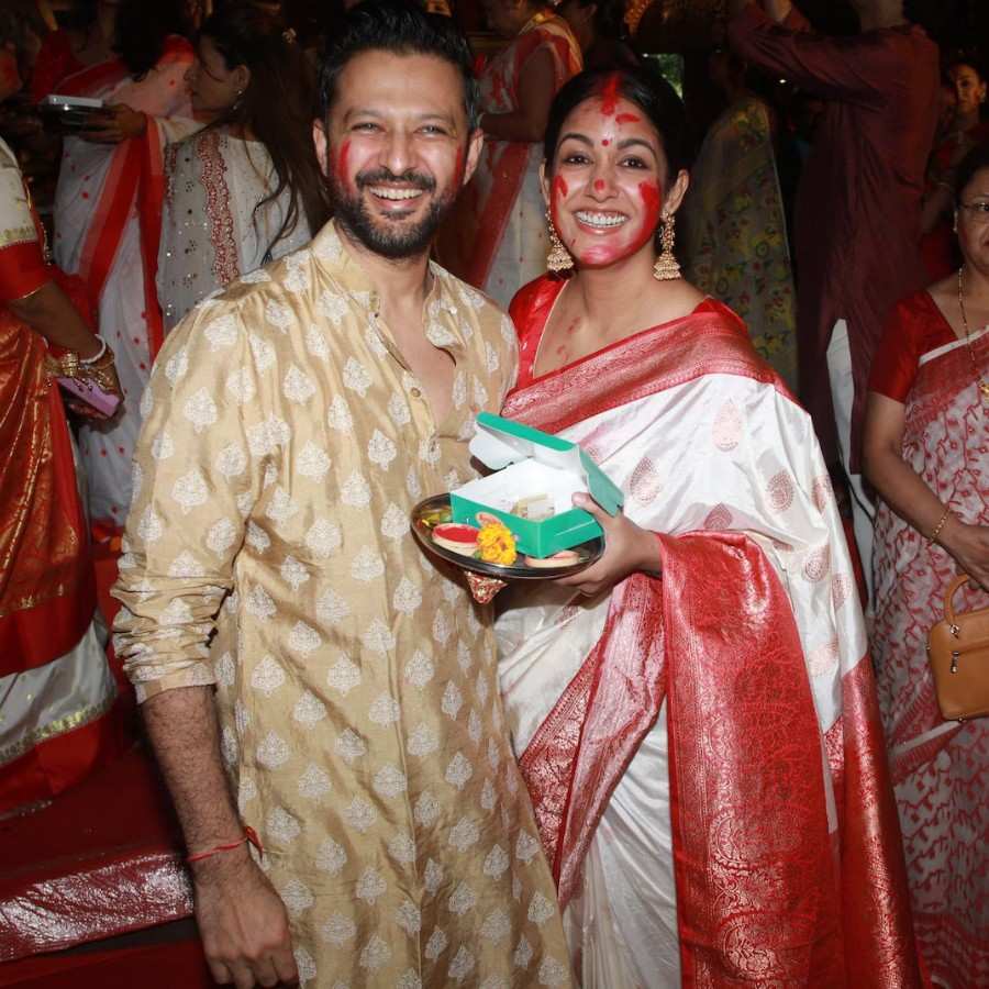 ইশিতা দত্ত আর স্বামী বৎসল শেঠকে দেখা গেল একে বারে বাঙালি সাজে। ইশিতার গায়ে সাদা-লাল পাড়ের শাড়ি, কপাল জুড়ে সিঁদুর, কানে বড়সড় ঝুমকা।