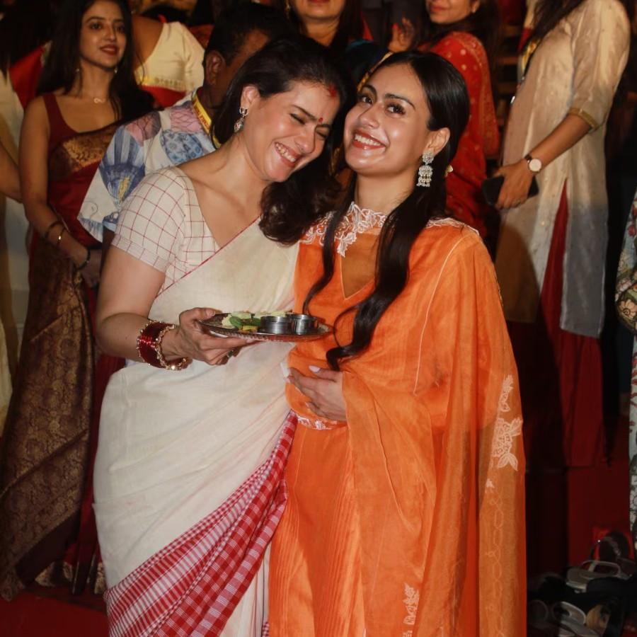 মা-মেয়ের সেই মিষ্টি মুহূর্ত সোশ্যাল মিডিয়াতেই ভাইরাল।