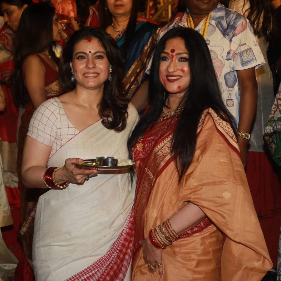 একই আসরে কাজলের সঙ্গে মিশে গেলেন ঋতুপর্ণা সেনগুপ্ত। গা ভর্তি সোনালি-লাল শাড়ি, গয়নায় ঝলমলে তিনি সিঁদুর খেলায় মাতলেন পুরোদমে।