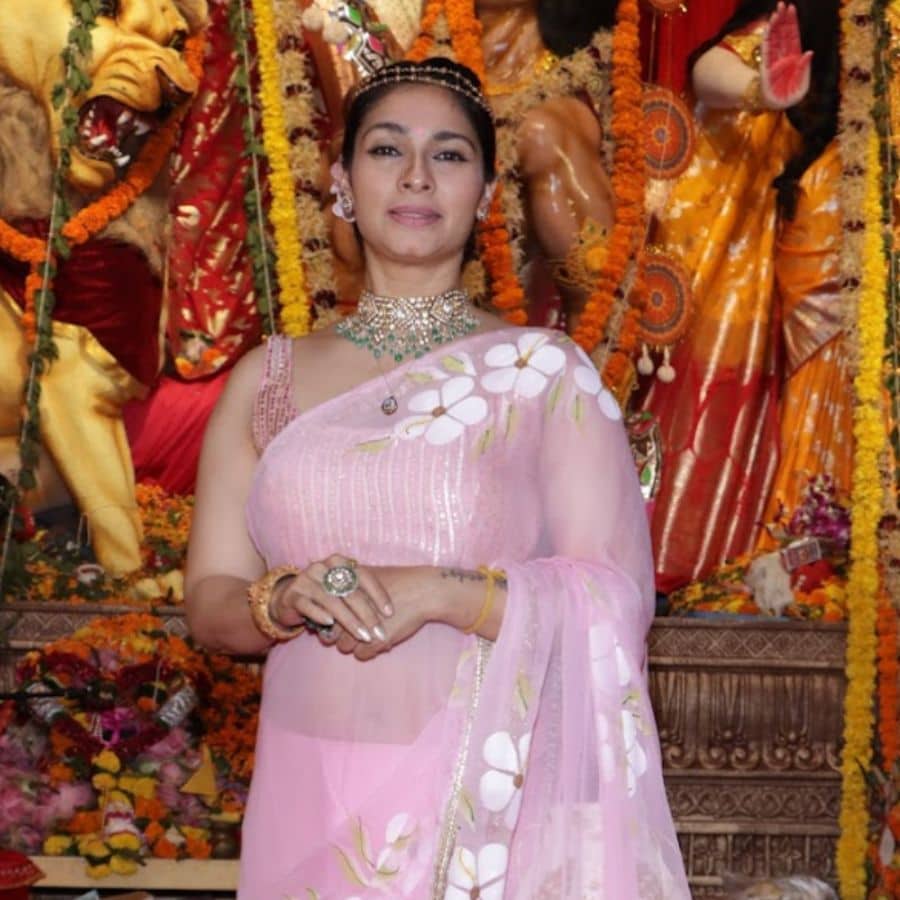 প্রথমেই নজর কাড়লেন অভিনেত্রী তনিশা মুখোপাধ্যায়। হালকা গোলাপি অর্গ্যান্ডি শাড়িতে স্নিগ্ধ সাজ, সঙ্গে পান্না-সাদা পাথরের চোকার, মাথায় ঐতিহ্যবাহী হেয়ারব্যান্ড। 