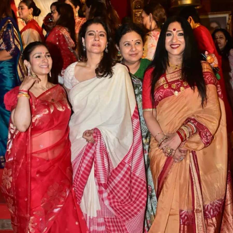 প্যান্ডেলে আরেক ছবিতে দেখা গেল কাজল, তনিশা আর ঋতুপর্ণাকে এক সঙ্গে। তিন রকম সাজ, তিন রকম আভা—এক দিকে কাজলের সাদামাটা শাড়ি, অন্য দিকে তনিশার উজ্জ্বল লাল জরি শাড়ি, সঙ্গে ঋতুপর্ণার গ্ল্যামারাস সোনালি লুক।