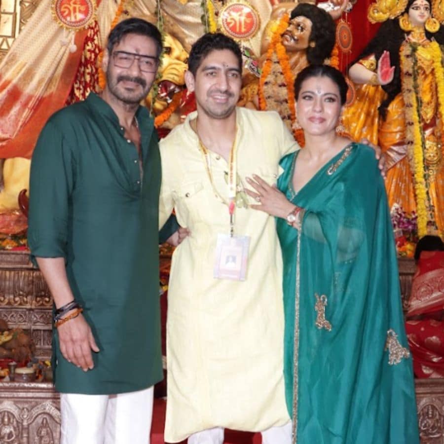 একই মণ্ডপে হাজির হলেন অজয় দেবগন, কাজল ও অয়ন মুখার্জি। কাজল সবুজ শাড়িতে মার্জিত বাঙালি লুক বেছে নিলেন। অয়নকে দেখা গেল হালকা হলুদ কুর্তায়।