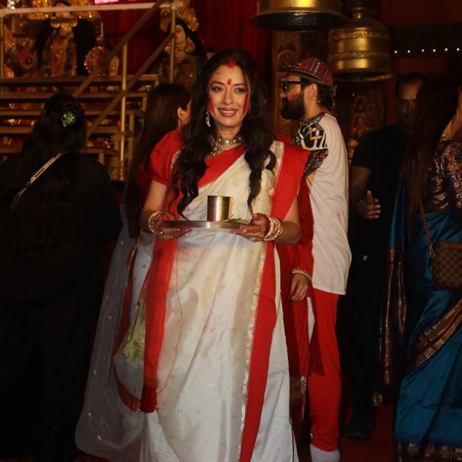 এ দিন রূপালি গঙ্গোপাধ্যায়ের থেকেও মিলল ঐতিহ্যের ছোঁয়া।