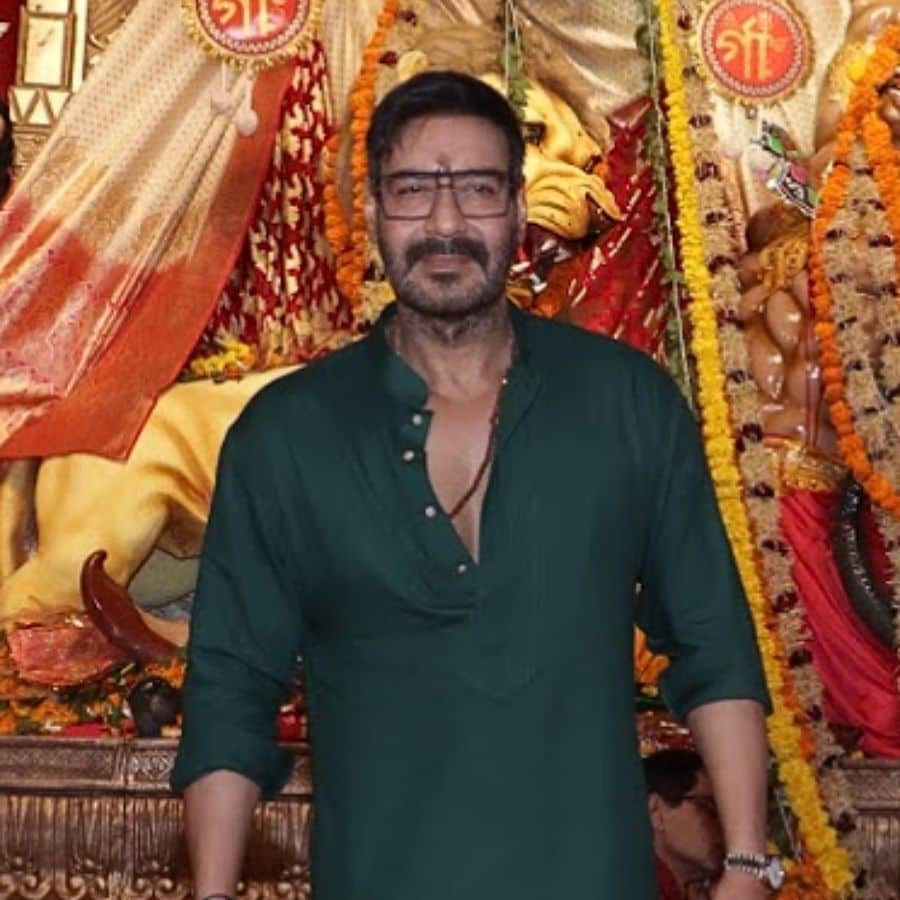 অজয়ের গাঢ় সবুজ পাঞ্জাবি ও সাদা পাজামা ছিল একেবারেই সাদামাঠা অথচ নজরকাড়া। 