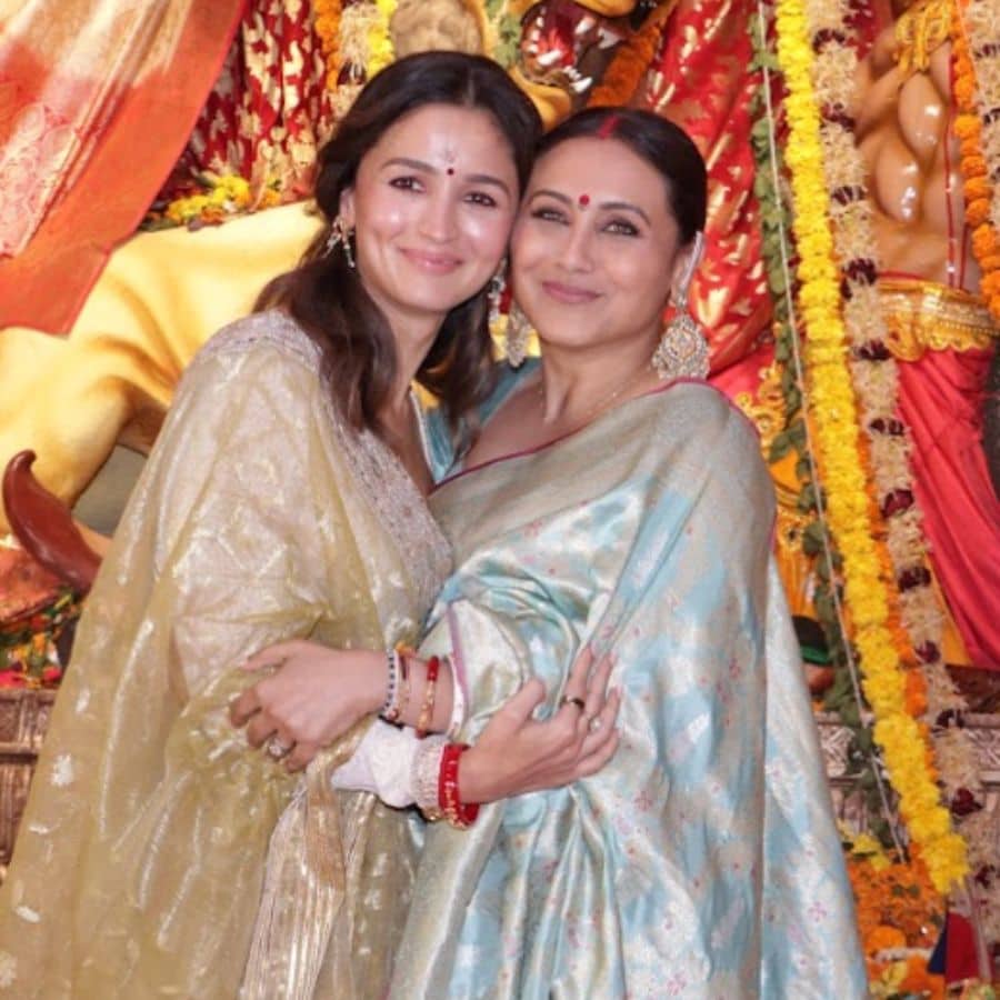 আলিয়া ভট্ট ও রানি মুখোপাধ্যায়ের একসঙ্গে আলিঙ্গনের ছবি মণ্ডপের আবহে এনে দিল এক আন্তরিক মুহূর্ত। 