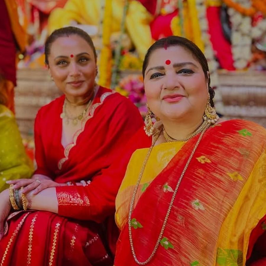 রানি মুখোপাধ্যায় আর পল্লবী চট্টোপাধ্যায়ের  যুগলবন্দিও ভরিয়ে দিল প্যান্ডেল। রানি লাল রেশমে, পল্লবী হলুদ-লালে। দু’জনার সাজে মিশে গেল ঐতিহ্য আর ঐশ্বর্য।