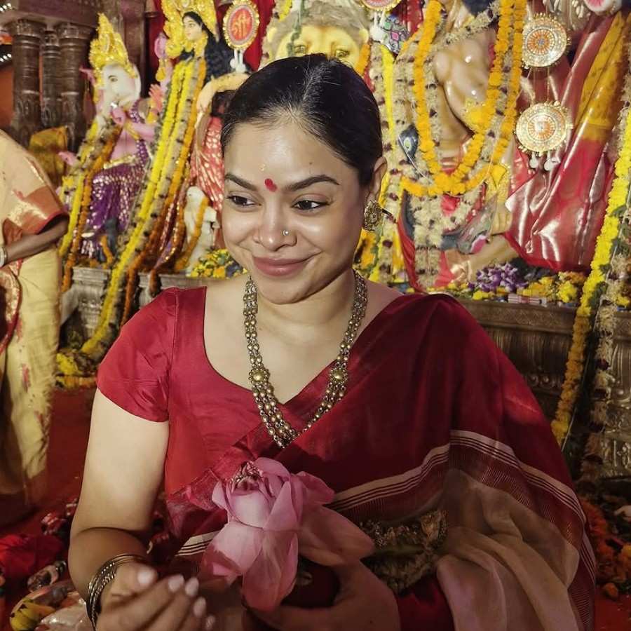 শেষে ধরা দিলেন সুমনা চক্রবর্তী, লাল শাড়ি, খোঁপা, হাতে পদ্ম—একে বারে পুজোর ঘরের ছবি। ( ‘আনন্দ উৎসব ২০২৫’-এর সাফল্যের নেপথ্যে রয়েছেন একাধিক সহযোগী। প্রেজ়েন্টিং পার্টনার ‘মারুতি সুজ়ুকি অ্যারেনা’। অন্যান্য সহযোগীরা হলেন ওয়েডিং পার্টনার ‘এবিপি ওয়ানস্টপ ওয়েডিং’, ফ্যাশন পার্টনার ‘কসমো বাজ়ার’, নলেজ পার্টনার ‘টেকনো ইন্ডিয়া ইউনিভার্সিটি’, ব্যাঙ্কিং পার্টনার ‘ইউনিয়ন ব্যাঙ্ক অফ ইন্ডিয়া’, কমফোর্ট পার্টনার ‘কার্লন’)। (এই প্রতিবেদনটি ‘আনন্দ উৎসব’ ফিচারের একটি অংশ)।