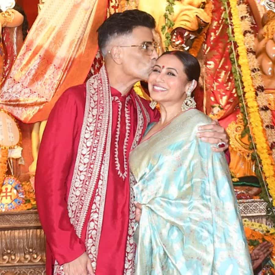 রানি মুখোপাধ্যায়ের একটি অন্য ছবি আরও ভাইরাল—পরিচালক করণ জোহর কপালে চুমু খাচ্ছেন তাঁকে। করণের লাল পাঞ্জাবি আর জমকালো দোপাট্টা ছিল উৎসবমুখর।