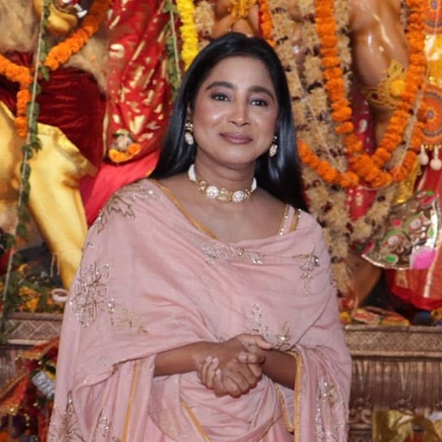 এর বাইরে নজর কাড়ল গায়িকা শিল্পা রাওয়ের গোলাপি সালোয়ার-দোপাট্টা। 