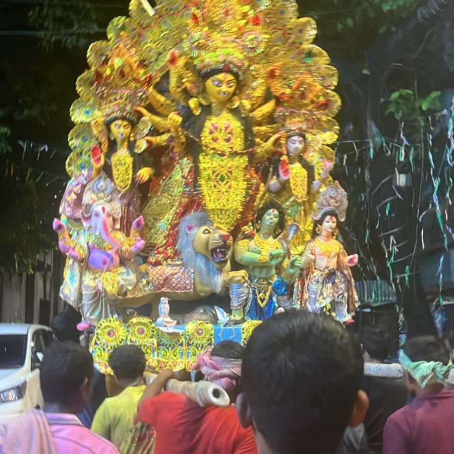বিসর্জনের শোভাযাত্রায় কলকাতার ধর বাড়ির দুর্গা প্রতিমা।