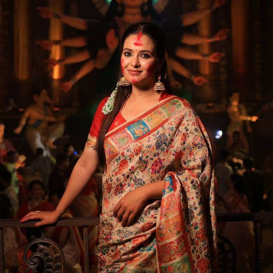 প্রিয়ঙ্কা সরকারের ফ্লোরাল শাড়িতে লাল ব্লাউজ় আর খোঁপায় ফুলের মাধুর্য একে বারে অন্য মাত্রা এনে দিল।