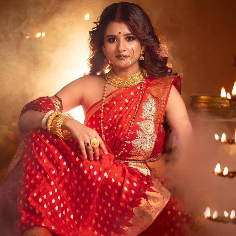 আর রূপসা চট্টোপাধ্যায়ের গাঢ় লাল সিল্কে সোনার গয়না ও নাটুকে আবহ যেন দেবীর রূপকেই মঞ্চে নামিয়ে আনল।