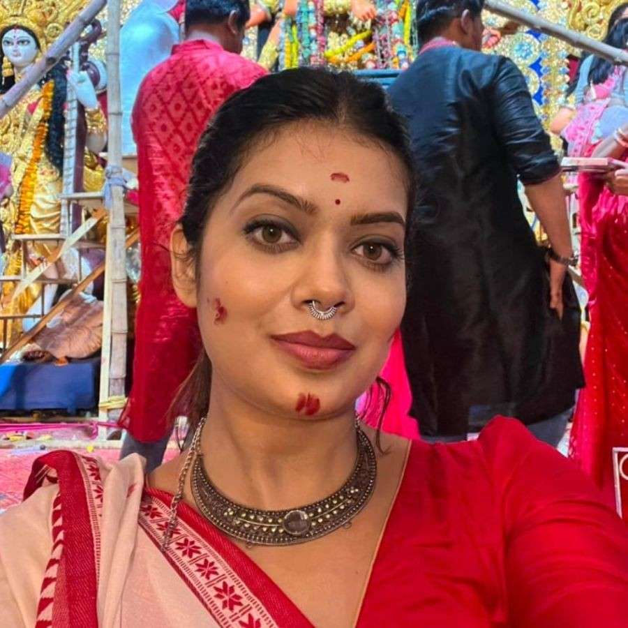 অর্কজা আচার্য পরেছিলেন চিরাচরিত লাল পাড়ের সাদা শাড়ি, তবে গয়নার ফিউশনে রাখলেন নিজস্ব ছোঁয়া। 