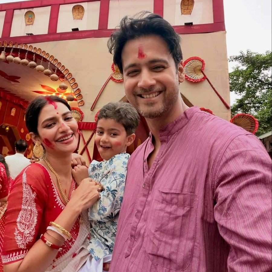 পরিবার নিয়ে সিঁদুর খেললেন নুসরত জাহান ও যশ দাশগুপ্ত। নুসরতের সাবেকি সাজে শাঁখা-পলা, সোনার ঝুমকো আর শাড়িতে সিঁদুরের ছাপ, যশের ম্যাজেন্টা পাঞ্জাবি যেন সম্পূর্ণ করল পারিবারিক আনন্দের ছবি।