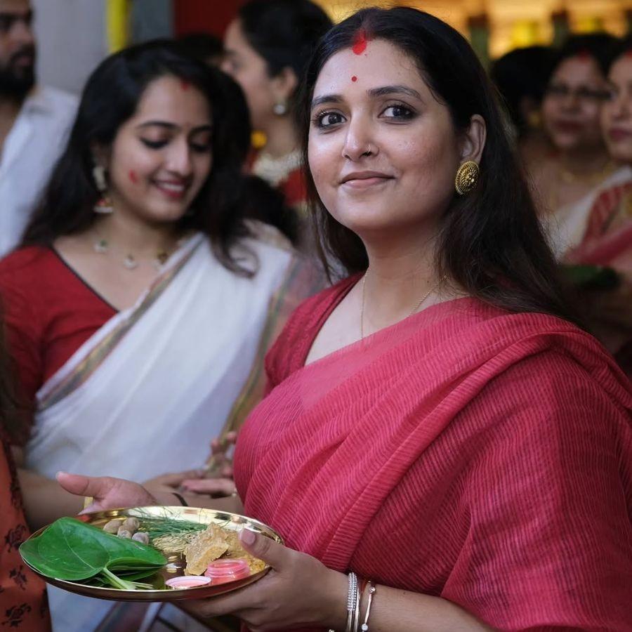 সোমলতা আচার্যের হাতে পুজোর থালা, গাঢ় লাল শাড়ি আর বড় টিপে মিশল বরণের মুহূর্তের ঐতিহ্য। 