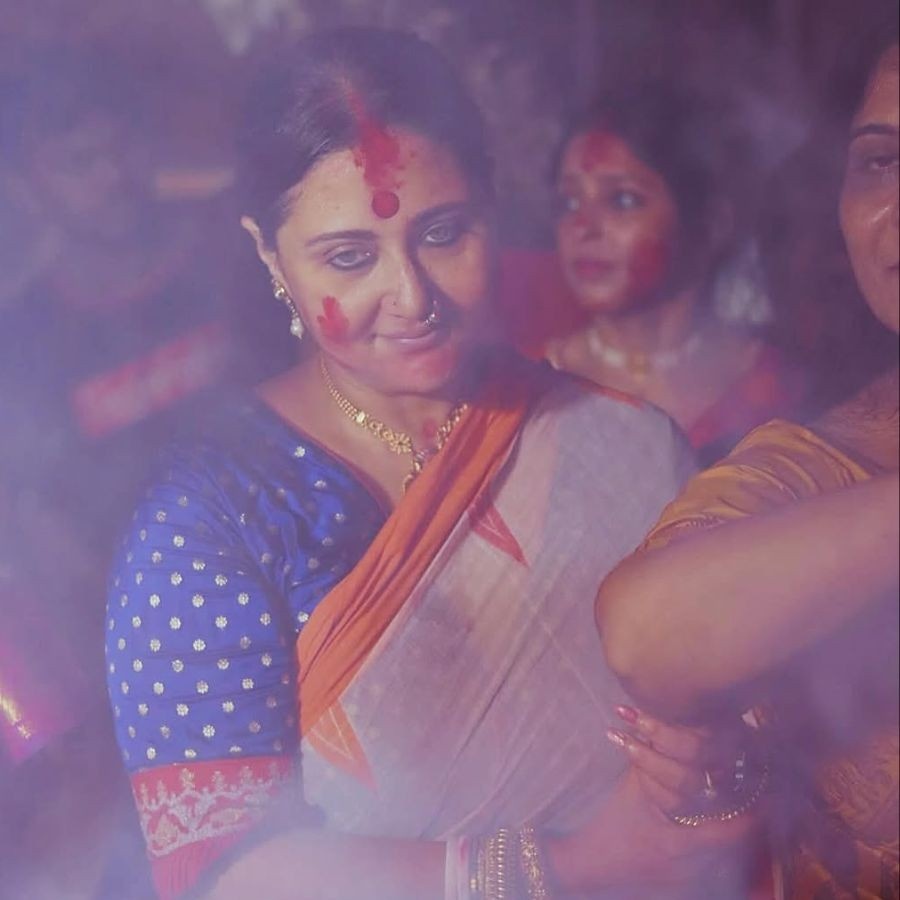 অন্য দিকে স্বস্তিকা মুখোপাধ্যায়ের সাজে স্পষ্ট ফিউশনের ছাপ—সাদা শাড়ি, কমলা পাড় আর নেভি ব্লু প্রিন্টেড ব্লাউজ়ে তাঁর উপস্থিতি চোখে পড়ার মতো।