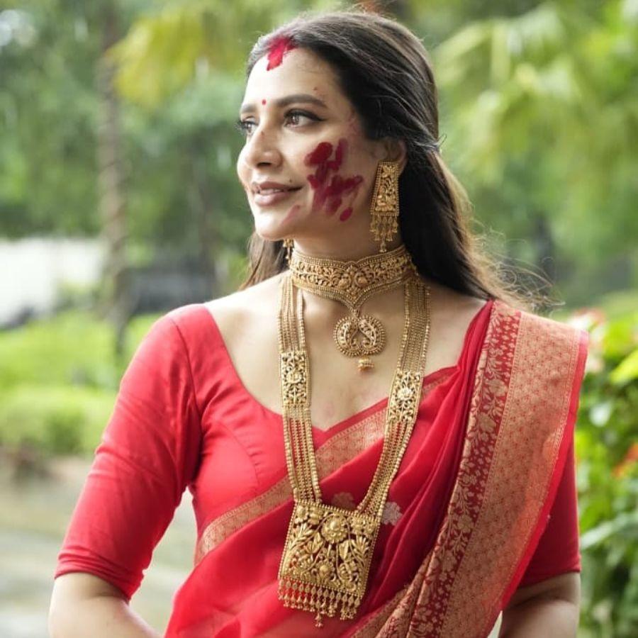 শুভশ্রী গঙ্গোপাধ্যায়ের সাজ রাজকীয়। লাল বেনারসি, ভারী সোনার গয়না আর সিঁদুরে রাঙা মুখে যেন দেবী প্রতিমা।