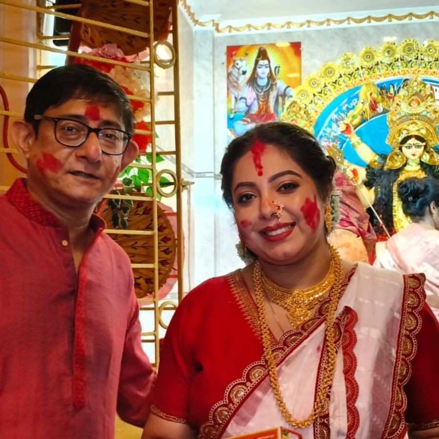 অন্য দিকে, শ্রীময়ী-কাঞ্চন মল্লিক যুগল হিসেবে সাবেকি লাল-সাদায় সেজেছিলেন আন্তরিক ভাবে। ( ‘আনন্দ উৎসব ২০২৫’-এর সাফল্যের নেপথ্যে রয়েছেন একাধিক সহযোগী। প্রেজ়েন্টিং পার্টনার ‘মারুতি সুজ়ুকি অ্যারেনা’। অন্যান্য সহযোগীরা হলেন ওয়েডিং পার্টনার ‘এবিপি ওয়ানস্টপ ওয়েডিং’, ফ্যাশন পার্টনার ‘কসমো বাজ়ার’, নলেজ পার্টনার ‘টেকনো ইন্ডিয়া ইউনিভার্সিটি’, ব্যাঙ্কিং পার্টনার ‘ইউনিয়ন ব্যাঙ্ক অফ ইন্ডিয়া’, কমফোর্ট পার্টনার ‘কার্লন’)। (এই প্রতিবেদনটি ‘আনন্দ উৎসব’ ফিচারের একটি অংশ)।