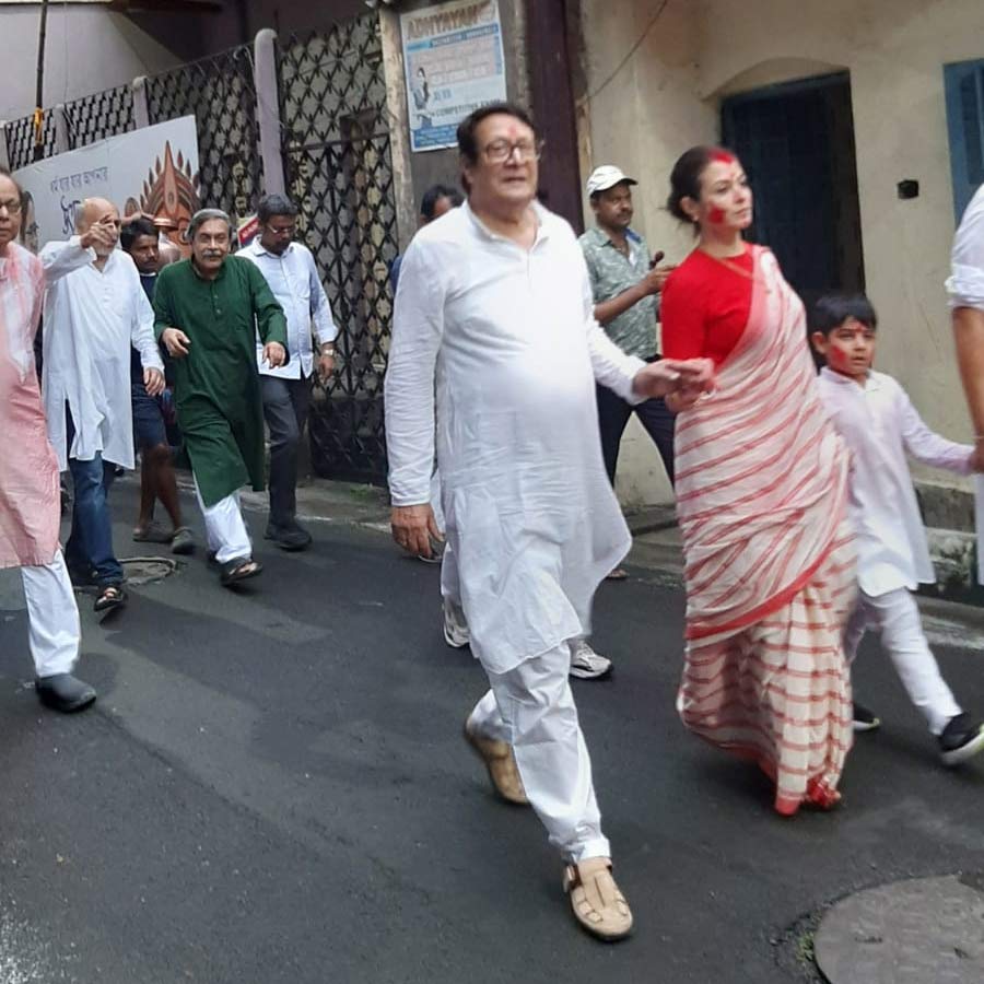 প্রতিমা বিসর্জনের সময়ে অভিনেতা রণজিৎ মল্লিক, কোয়েল মল্লিক ও তাঁর পুত্র।