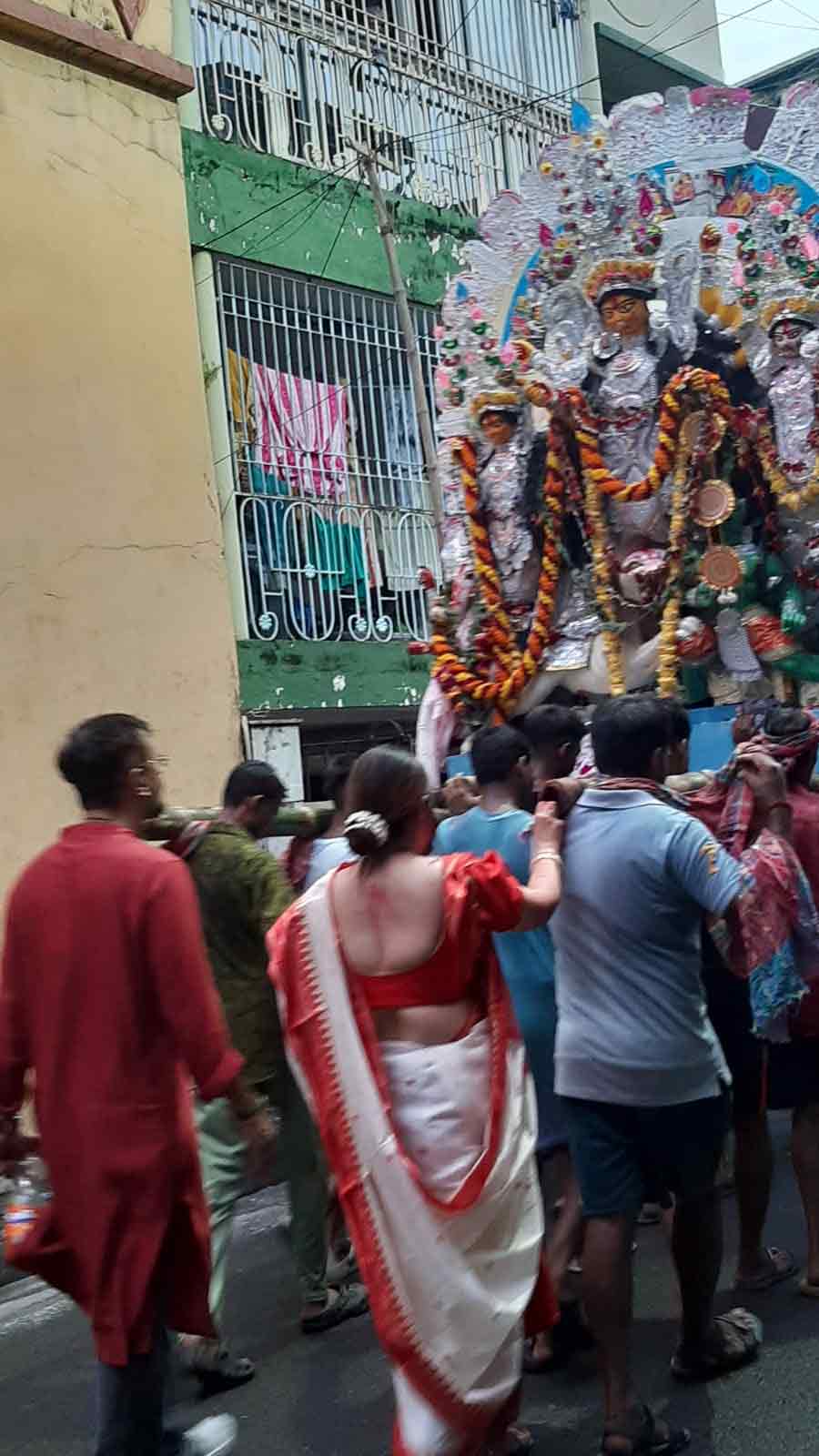 বিসর্জনের পথে ভবানীপুরের মল্লিক বাড়ির প্রতিমা ।