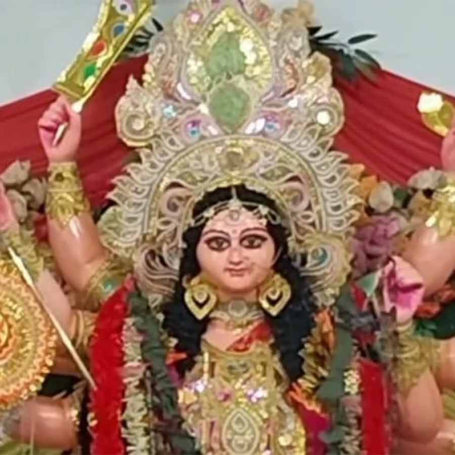 প্রগতি সংঘের মণ্ডপের প্রতিমা। 