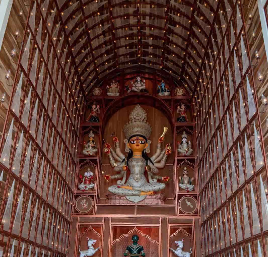 বালিগঞ্জ কালচারাল ক্লাবের ঠাকুরও এখন রয়েছে মণ্ডপে। এই বছর ৭৫তম বর্ষে পা দিয়েছে এই পুজো। 