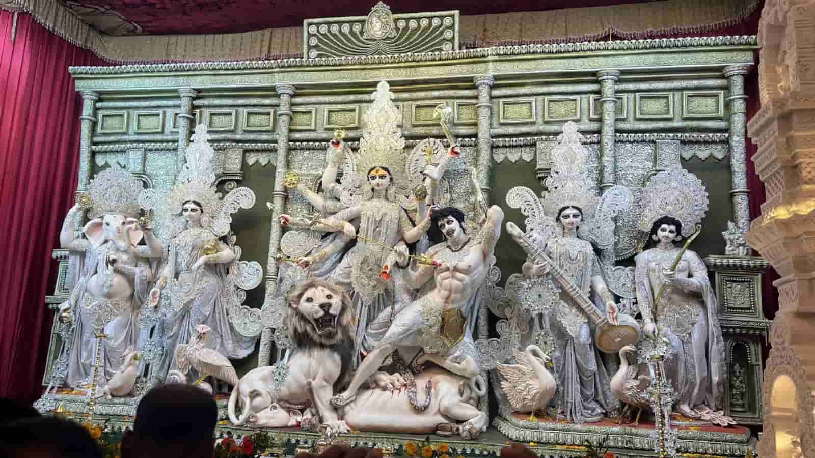  এই বছর ৫৩তম বর্ষে পা দিল শ্রীভূমি স্পোটিং ক্লাব। দশমী পেরিয়েও মণ্ডপ চত্বরে ভিড় জমাচ্ছেন দর্শনার্থীরা।  