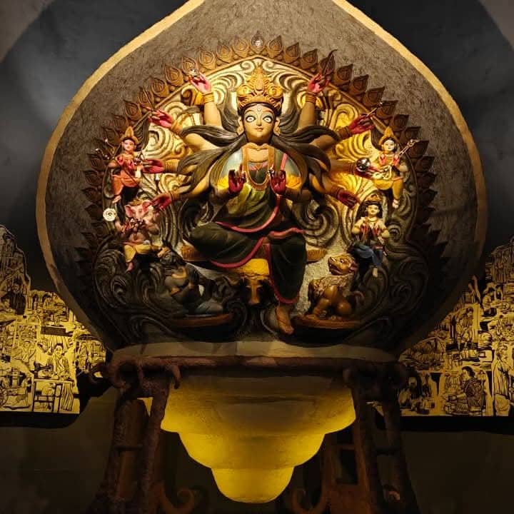 মানিকতলা চালতাবাগানের প্রতিমাও বিসর্জন যায়নি। কার্নিভালের আগে ঢুঁ মেরে আসাই যায়।  