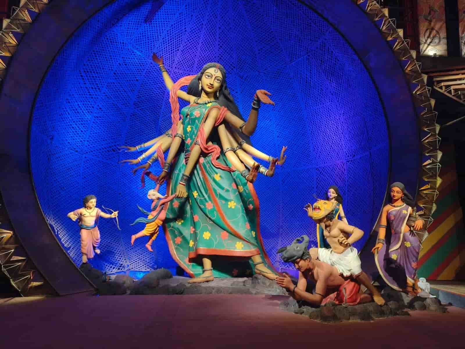 এই বছর ৩৭তম বর্ষে বড়িশা ক্লাব। তাদের চলতি বছরের থিম ‘শূন্য পৃথিবী’। 