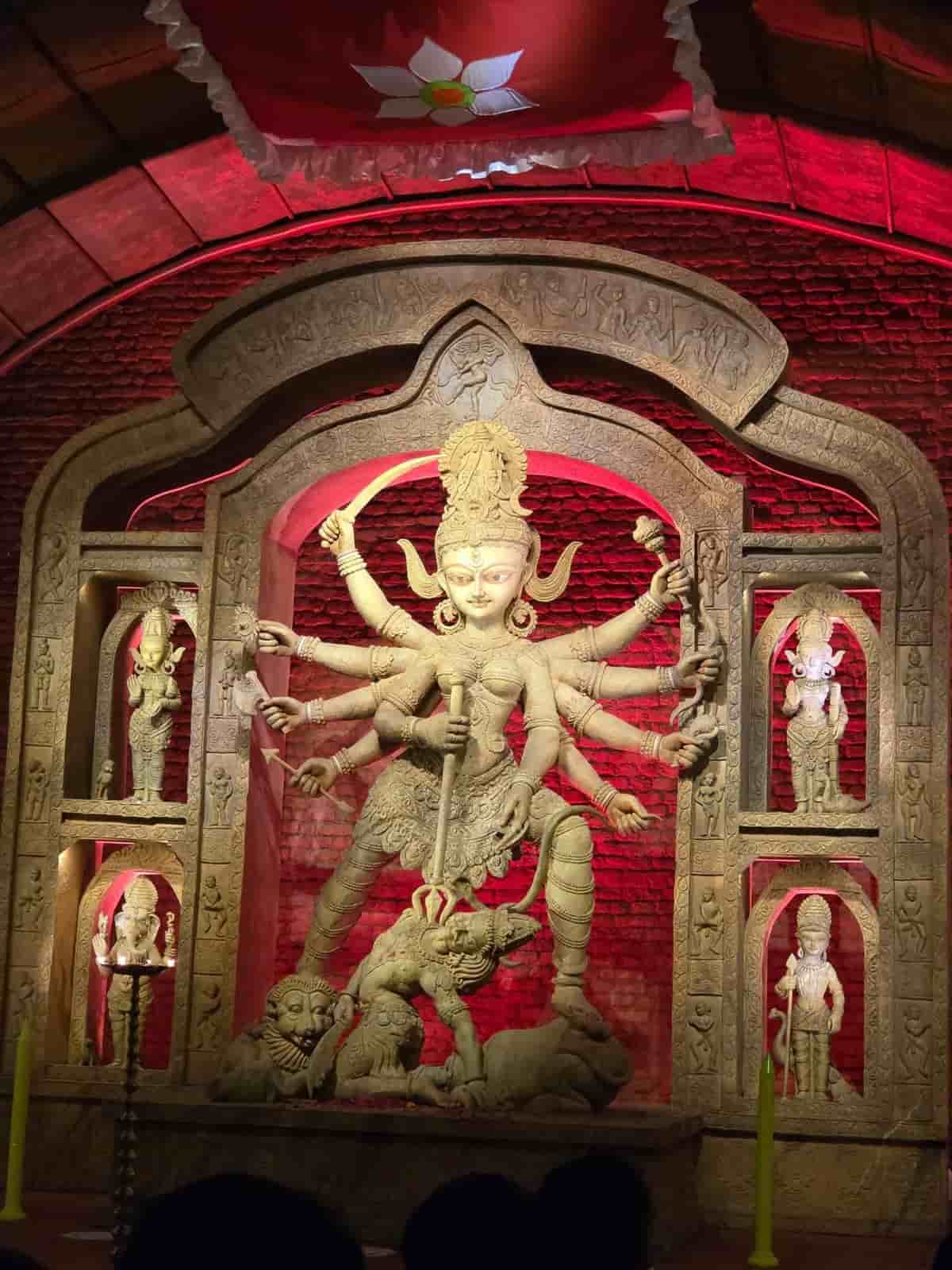 এ বারে নজর কেড়েছে সুরুচি সংঘের পুজোও। এখনও বিসর্জন যাননি দেবী। 