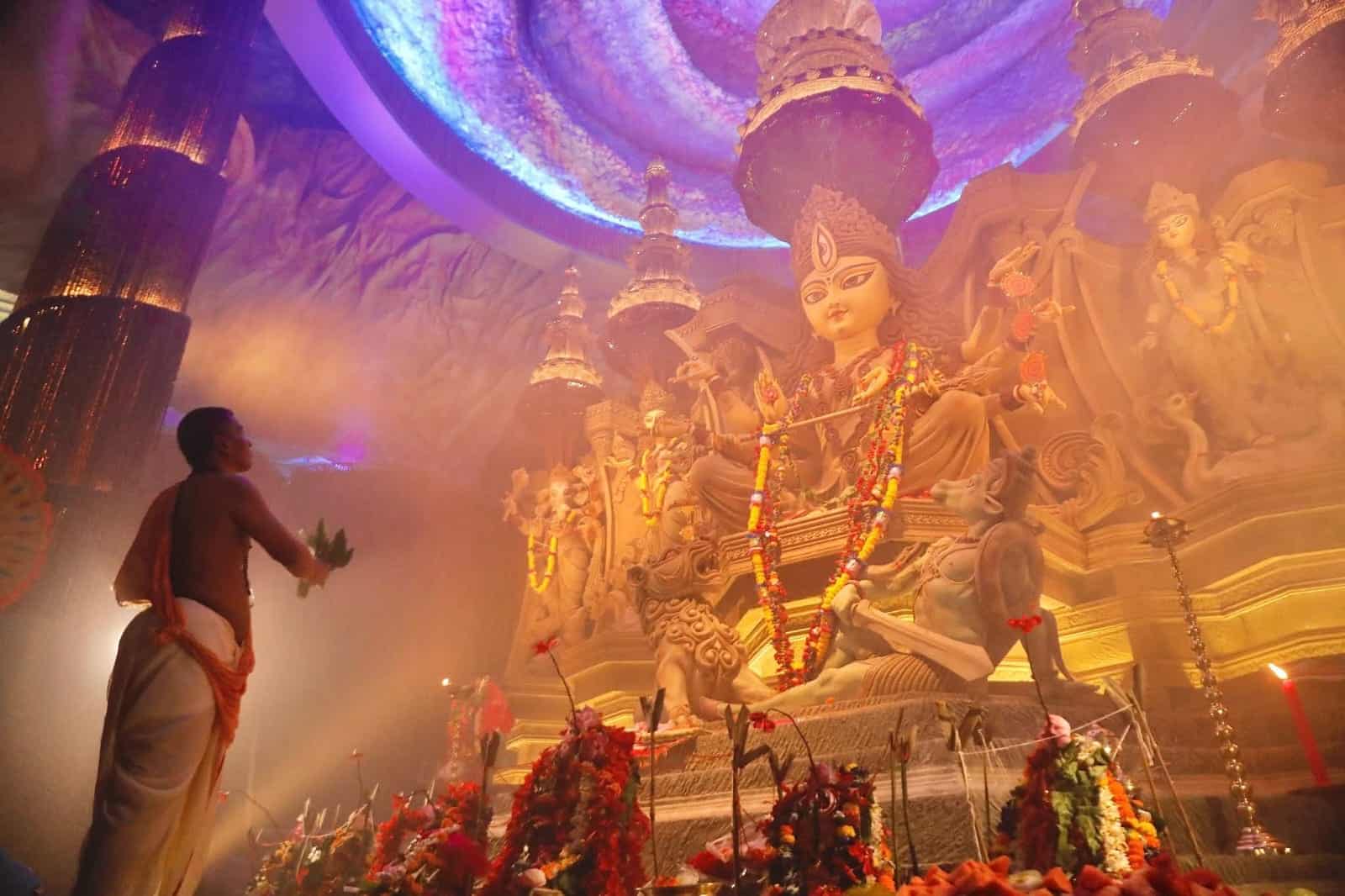 এক কোটি রুদ্রাক্ষে মোড়া ছিল চেতলা অগ্রণীর মণ্ডপ। জনতার ঢল কিন্তু এখনও কমেনি বললেই চলে। দেখে আসুন এক ফাঁকে।  