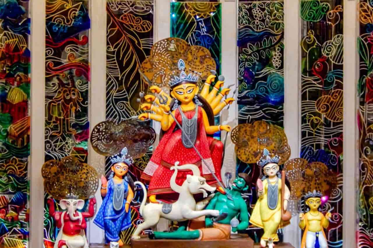 কাশী বোস লেনের ঠাকুরও চাইলে দেখে আসতে পারেন। 