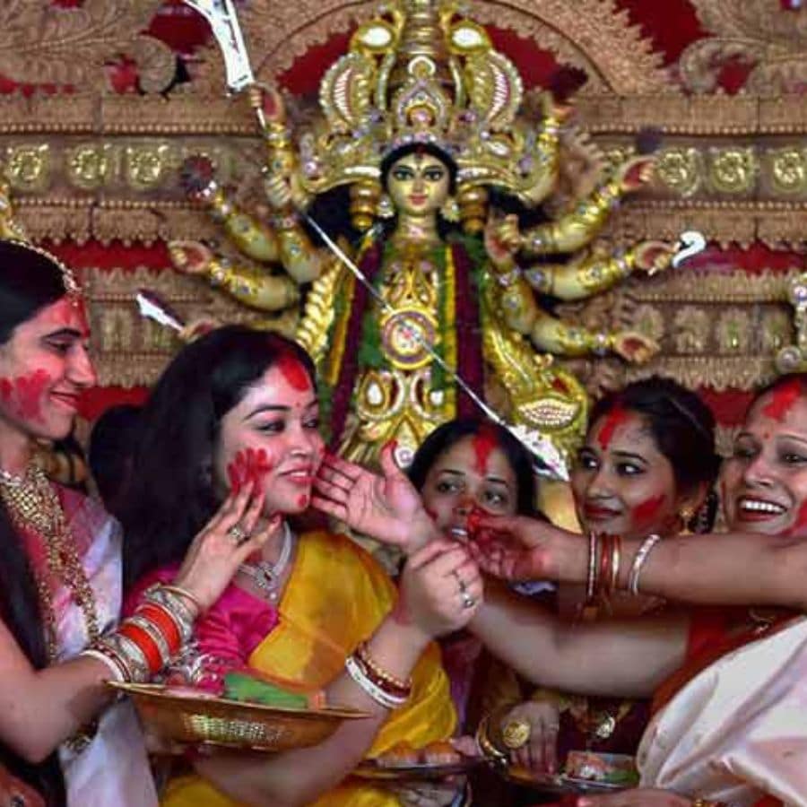 কিন্তু বছরের এই একটা দিন হিন্দু নারীরা দেবী বরণ করে সিঁদুর খেলবেন না এ তো হতেই পারে না! তা হলে কী করবেন এই সমস্যা এড়াতে সেটাই জেনে নিন। 