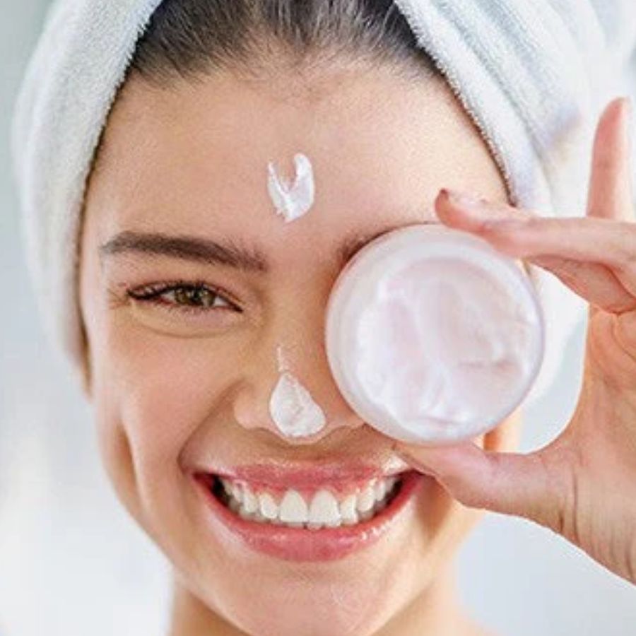 মুখে ভাল করে ময়েশ্চারাইজ়ার লাগিয়ে নিন। কেবল সিঁদুর খেলার পর নয়, আগেও ত্বকের যথাযথ পরিচর্যা দরজার। ময়েশ্চরাইজ়ার বা নারকেল তেল মাখলে সেটা সুরক্ষা কবচের মতো কাজ করে। এতে সিঁদুর সোজাসুজি ত্বকে লাগে না। 