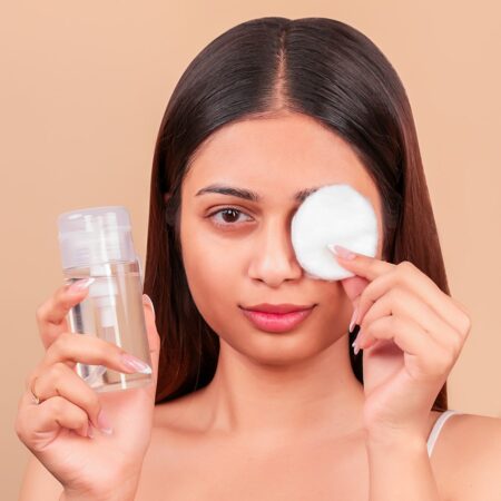 সিঁদুর খেলে ফেরার পর ভাল করে মেকআপ রিমুভার দিয়ে মেকআপ তুলুন। বা নারকেল তেল ব্যবহার করুন। এর পর ভাল কোনও ফেসওয়াশ দিয়ে মুখ ধুয়ে মুখে ক্রিম বা ময়েশ্চরাইজ়ার লাগান। 