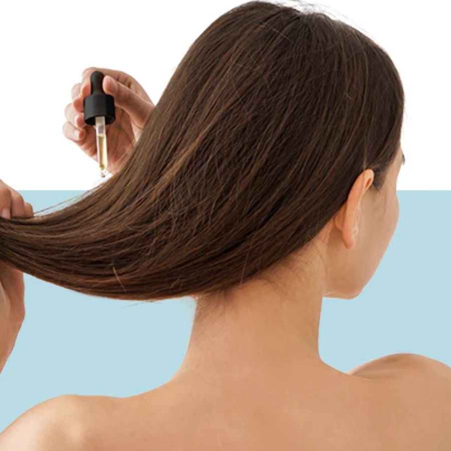 চুলে সিরাম লাগিয়ে নিন। পারলে চুল বেঁধে রাখুন। এতে গোটা চুলে সিঁদুর বা আবির লাগার ভয় থাকে না দশমীর দিন। 