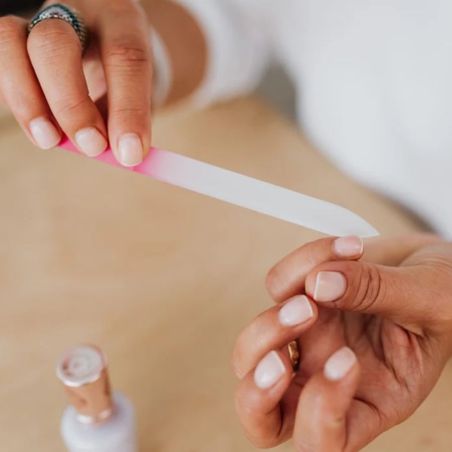 কেবল মুখ নয়, সিঁদুরখেলার পর নখের যত্ন নিন। নখের কোনায় সিঁদুর জমে থাকলে তার থেকে ইনফেকশন হতে পারে। 