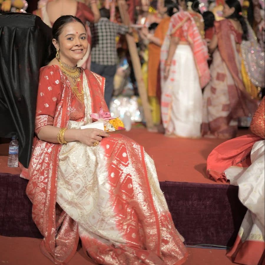 টেলিভিশন জগৎ থেকে এখন বাংলার ঘরে ঘরে পরিচিত দেবলীনা ভট্টাচার্য। অভিনেত্রীকে দশমীর দিনে দেখা গেল একে বারে চিরাচরিত বাঙালি বধূর সাজে। লাল-পাড় সাদা গরদ বা তাঁতের শাড়ি, আর গায়ে ঝলমলে সোনার গয়না। ভারী হার, কানে দুল, হাতে বালা, কপালে ছোট্ট টিপ আর সিঁদুরের উজ্জ্বলতা — যেন দশমহাবিদ্যার প্রতিচ্ছবি! 