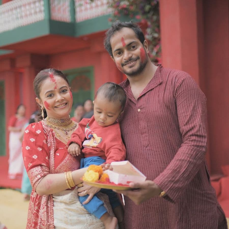 সেই সঙ্গে স্বামী এবং শিশু সন্তানের সঙ্গে সিঁদুর খেলার ছবিতে ফুটে উঠল এক পারিবারিক ছবি। স্বামীর কপালে আবির, সন্তানের লাল পোশাক — উৎসবের আনন্দ যেন ঠিকরে বেরোচ্ছে।