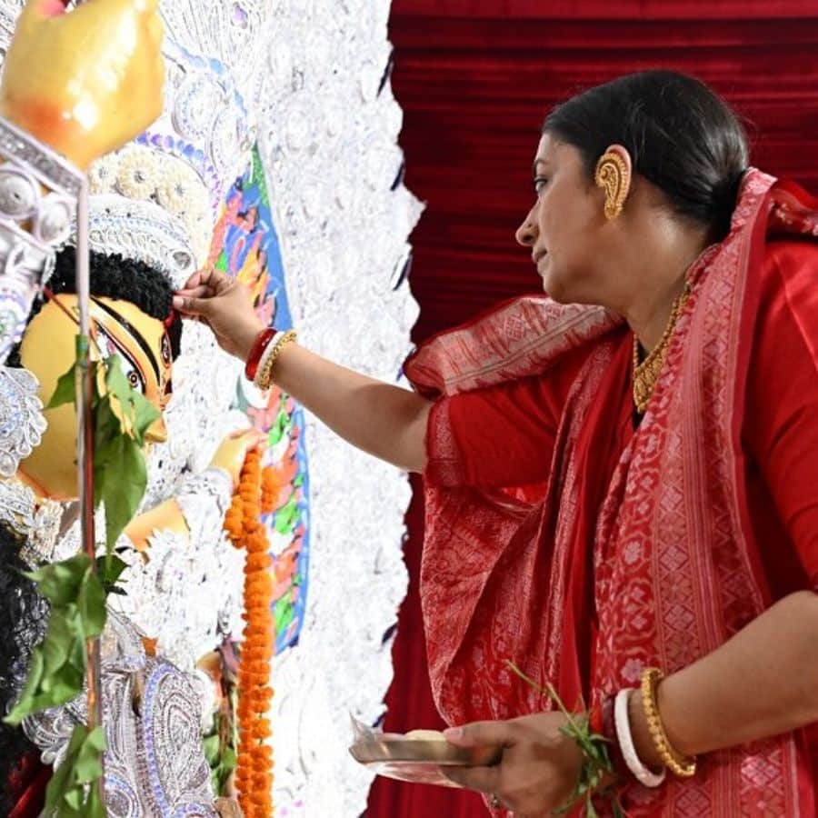 অন্য দিকে, রাজনীতির আঙিনায় পরিচিত মুখ, অভিনেত্রী স্মৃতি ইরানি-র বরণের ছবিও মন ছুঁয়ে গেছে ভক্তদের। 