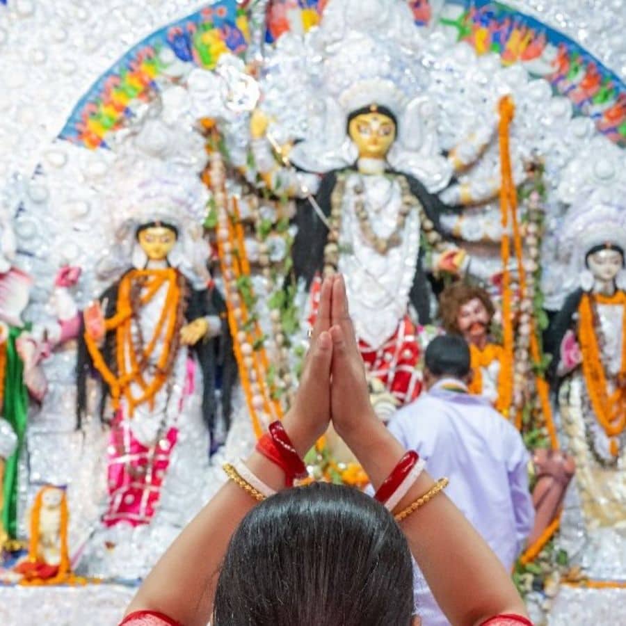 দেবীর বরণের মুহূর্তে তাঁর সেই আন্তরিকতা নজর কেড়েছে অনেকের। 