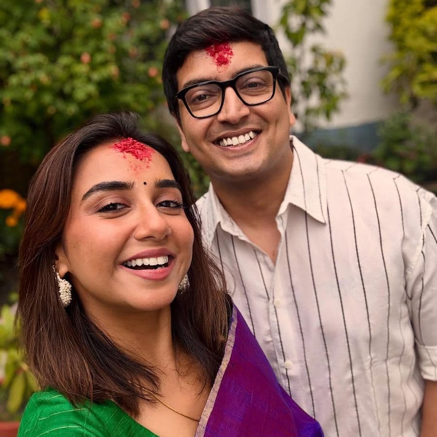 সদ্য বিবাহিত আধুনিকতার সঙ্গে ঐতিহ্যের ফিউশন দেখা গেল নেটপ্রভাবী-অভিনেত্রী প্রাজক্তা কলির সাজে। উজ্জ্বল বেগুনি শাড়ির সঙ্গে সবুজ ব্লাউজ়, পাশে ছিলেন তাঁর বর। 