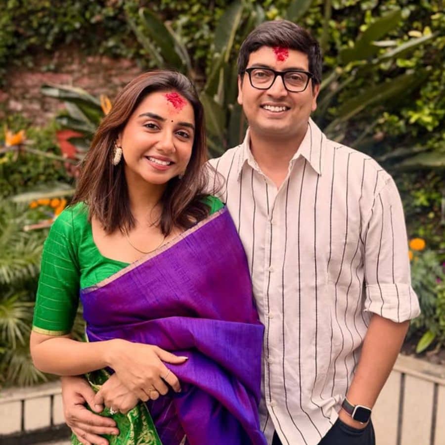 উভয়ের কপালে লাল আবির বা তিলক উৎসবের মেজাজে অনুরাগীদের শুবেচ্ছাবার্তা দিলেন নিজের সমাজমাধ্যমে। রঙিন পোশাকে আর প্রাণখোলা হাসিতে এই ছবি যেন বলছে, আনন্দই আসল রং। 
