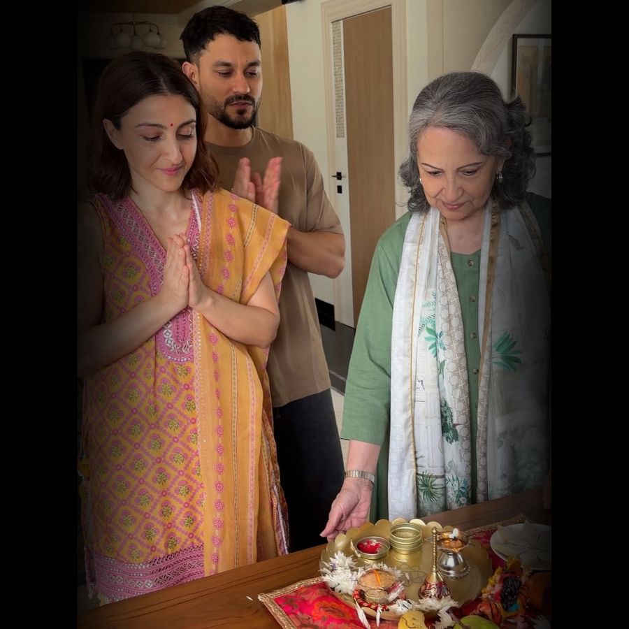 পরিবারের সঙ্গে এক আন্তরিক মুহূর্ত ভাগ করে নিলেন সোহা আলি খান। মা শর্মিলা ঠাকুর এবং স্বামী কুণাল খেমুর সঙ্গে পুজোর আচারে অংশ নিলেন অভিনেত্রী। পাশে দাড়িয়ে ছিল তাঁদের একরত্তি মেয়েও। 