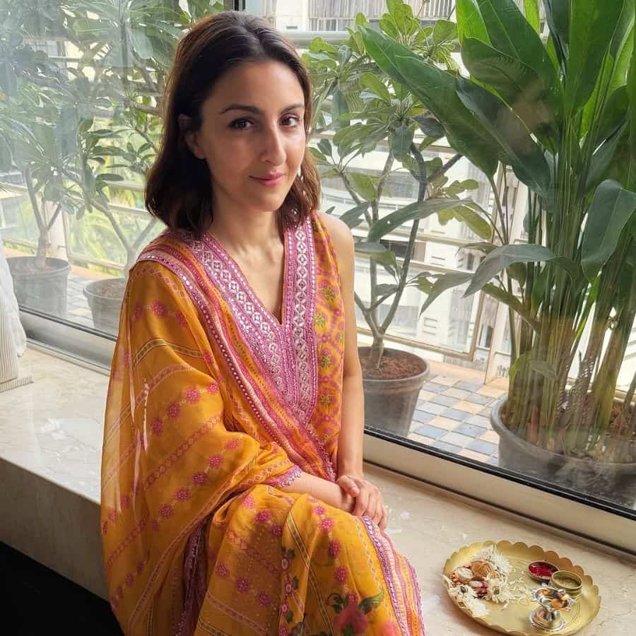 গোলাপি-হলুদ রঙের সালোয়ার কামিজে সোহা, আর শর্মিলার হাতে পুজোর থালা। ( ‘আনন্দ উৎসব ২০২৫’-এর সাফল্যের নেপথ্যে রয়েছেন একাধিক সহযোগী। প্রেজ়েন্টিং পার্টনার ‘মারুতি সুজ়ুকি অ্যারেনা’। অন্যান্য সহযোগীরা হলেন ওয়েডিং পার্টনার ‘এবিপি ওয়ানস্টপ ওয়েডিং’, ফ্যাশন পার্টনার ‘কসমো বাজ়ার’, নলেজ পার্টনার ‘টেকনো ইন্ডিয়া ইউনিভার্সিটি’, ব্যাঙ্কিং পার্টনার ‘ইউনিয়ন ব্যাঙ্ক অফ ইন্ডিয়া’, কমফোর্ট পার্টনার ‘কার্লন’)। (এই প্রতিবেদনটি ‘আনন্দ উৎসব’ ফিচারের একটি অংশ)।