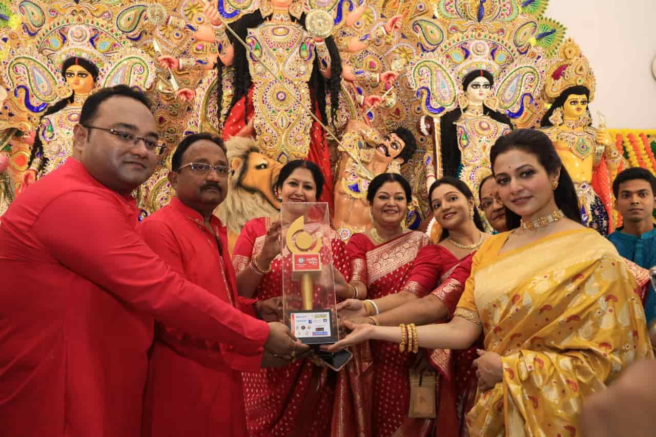 তাঁর পরনে ছিল হলুদ শাড়ি। সাজে আধুনিকতার সঙ্গেই ছিল সাবেক ছোঁয়া। 