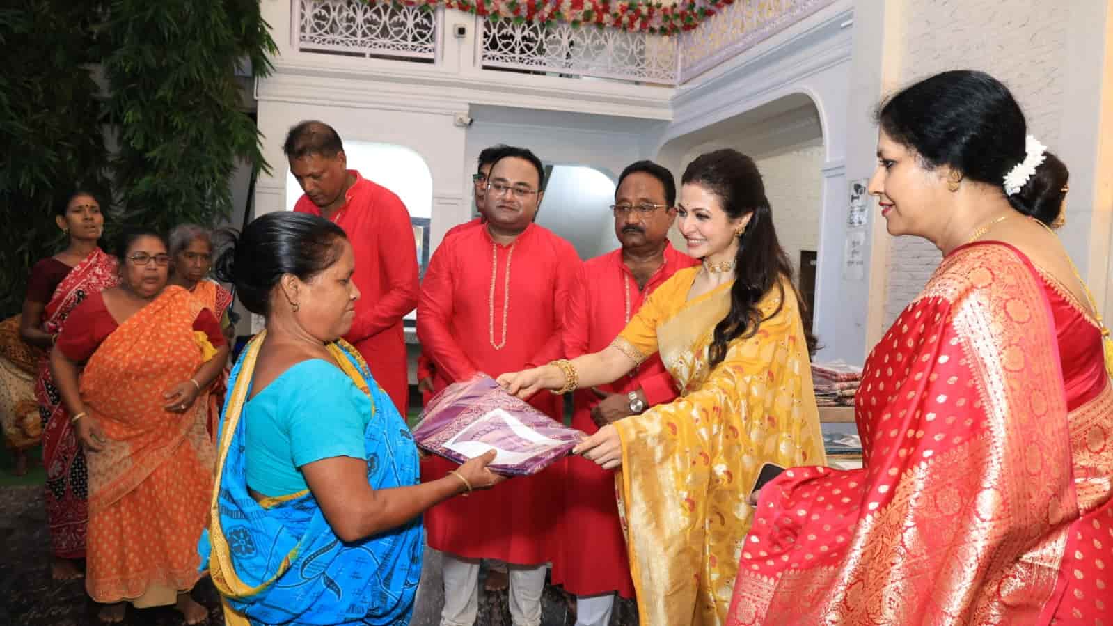 উদ্বোধনের দিন ঢাক বাজালেন তিনি। মহিলাদের শাড়ি বিতরণ করেন এবং উদ্‌যাপনের আমেজে গা ভাসালেন 'মুখরোচক' পরিবারের সঙ্গে।   