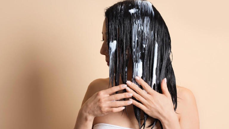 ডিপ কন্ডিশনিং মাস্ক হোক নিত্যসঙ্গী:  চুলের রুক্ষতা কাটানোর সেরা উপায় হল ডিপ কন্ডিশনিং। সপ্তাহে অন্তত এক বার ভালো মানের হেয়ার মাস্ক ব্যবহার করুন। এমন মাস্ক বেছে নিন, যাতে কেরাটিন, আর্গন তেল, শিয়া বাটার বা নারকেল তেল আছে। মাস্ক ১৫-২০ মিনিট রেখে ঠান্ডা জল দিয়ে ধুয়ে ফেলুন।